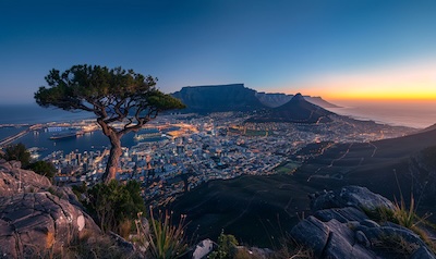 Kapstadt mit Tafelberg am Abend: gleiche Uhrzeit wie in Deutschland im Sommer