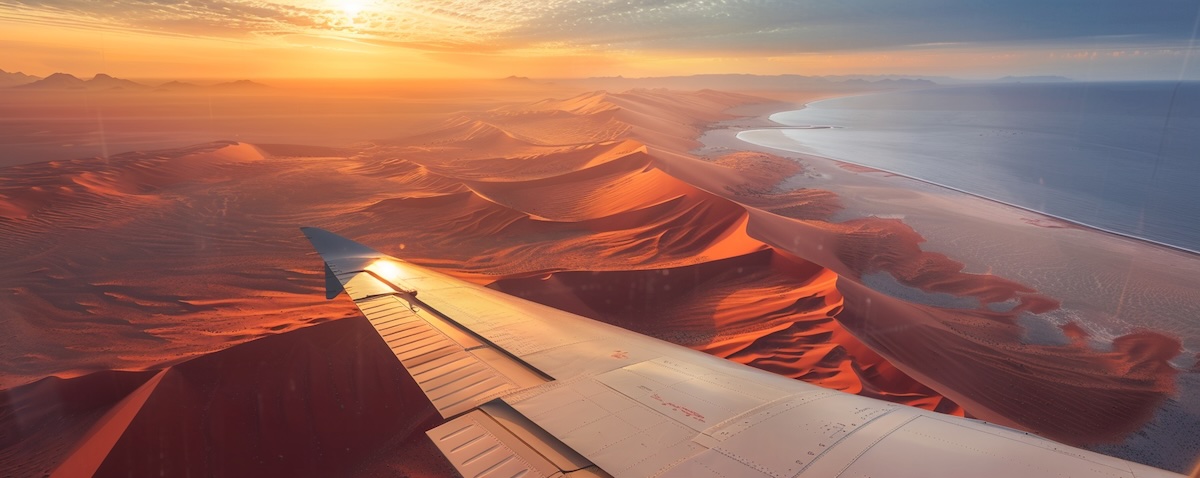 Zeitverschiebung Südafrika und Namibia: Blick aus dem Flugzeugfenster auf die Namib bei Sonnenaufgang